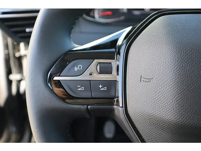 Peugeot 2008 1.2 PT ALLURE 2022 Benzine 21