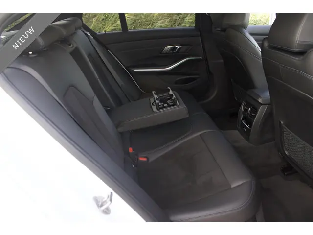 BMW 3 Serie 320i High Executive 2022 Benzine 26
