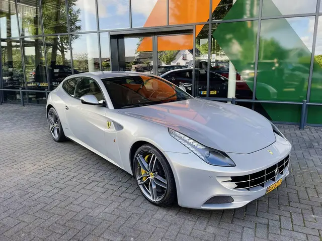 Ferrari FF 6.3 V12 2015 Benzine 39