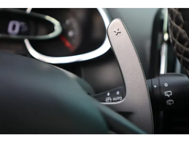 Renault Clio 1.2 GT COMFORT PACK-LUMIERE 2014 Benzine 32