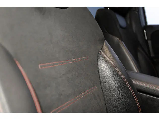 Mercedes-Benz GLA 250 e AMG Line 2021 Hybride Benzine 39