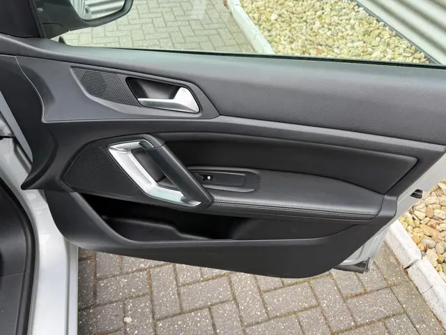 Peugeot 308 SW 1.2 e-THP Allure 2015 Benzine 12