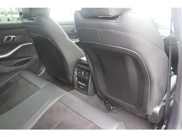 BMW 3 Serie 330e 2024 Hybride Benzine 13
