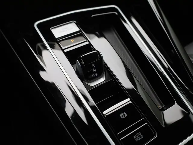 Volkswagen Golf 1.5 eTSI 130pk DSG R-Line 2024 Benzine 32