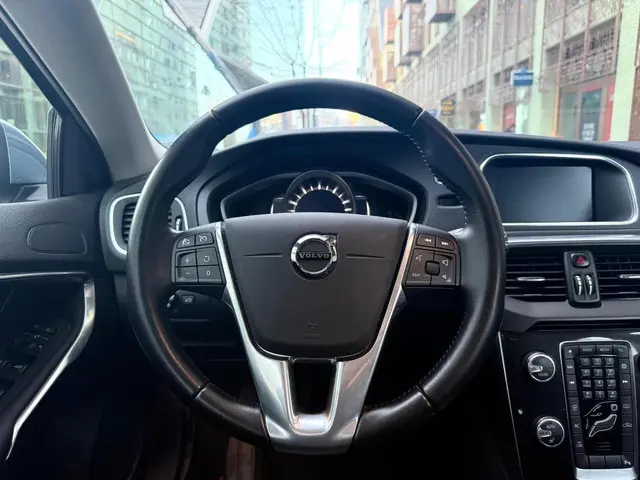 Volvo V40 2.0 T3 Nordic+ 114.000km dealer oh 2016 Benzine 14