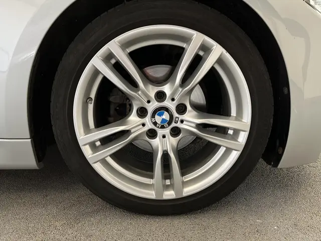 BMW 3 Serie Touring 320i M-sport 2017 Benzine 26