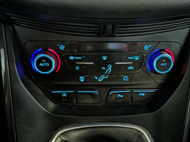 Ford C-MAX 1.5 Titanium 2015 Benzine 17