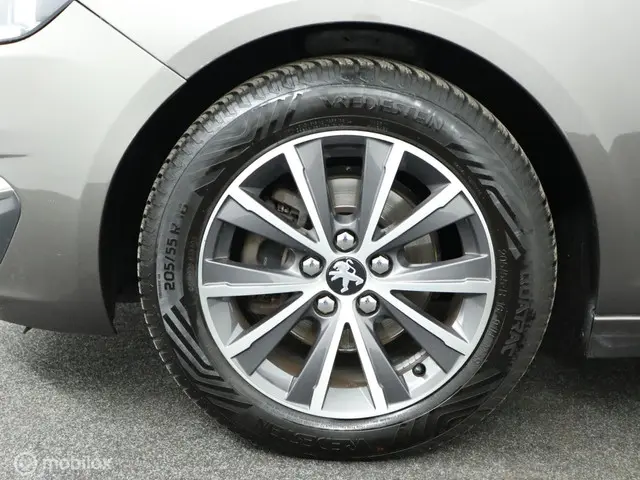 Peugeot 308 1.2 e-THP nw. revisie motor. 2014 Benzine 9