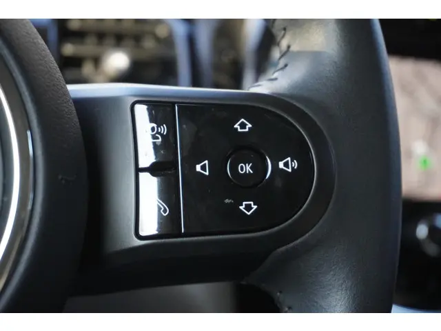 MINI 5-Deurs Cooper C 2023 Benzine 24