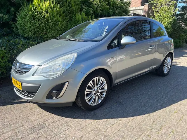 Opel Corsa 1.4-16V Cosmo 2012 Benzine 2