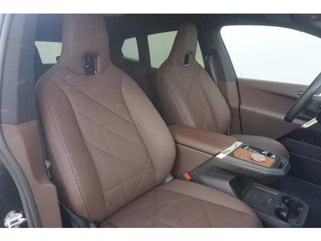 BMW iX xDrive50 High Executive 112 kWh 2025 Elektrisch 7