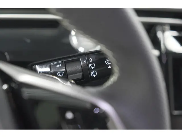 Peugeot 5008 HYbrid 145 e-DCS6 GT 2025 Hybride Benzine 38