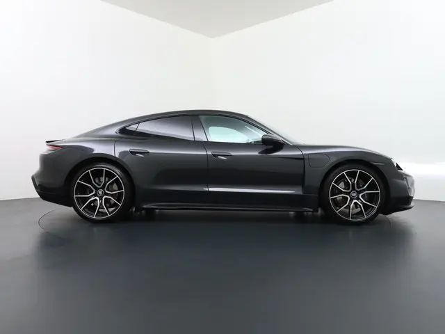 Porsche Taycan Performance 84 kWh 2023 Elektrisch 8
