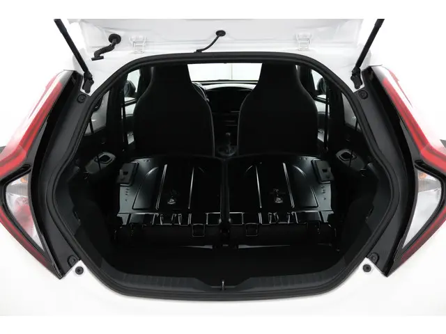 Toyota Aygo X Hybrid 115 play 2026 Hybride Benzine 26