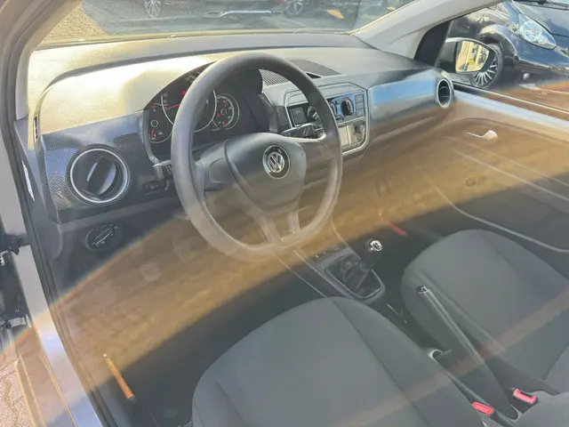 Volkswagen up! 1.0 BMT move up! 2019 Benzine 2