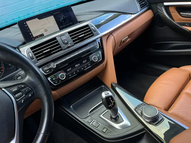 BMW 3 Serie Touring 318i Luxury Edition 2018 Benzine 14