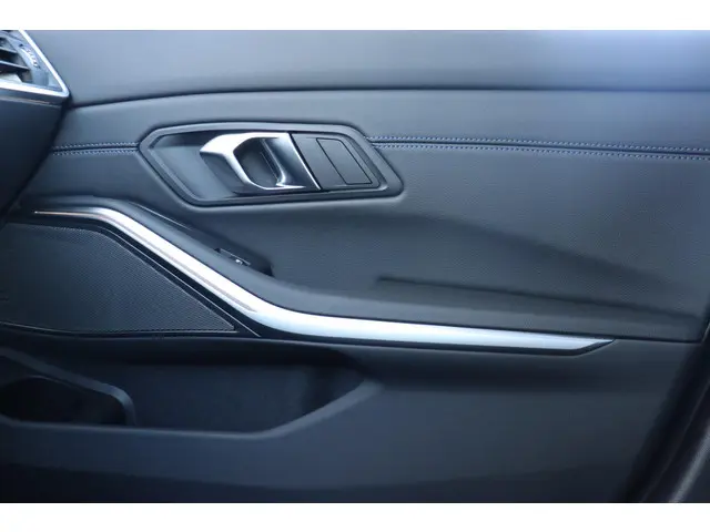BMW 3 Serie Sedan 320i 2025 Benzine 32