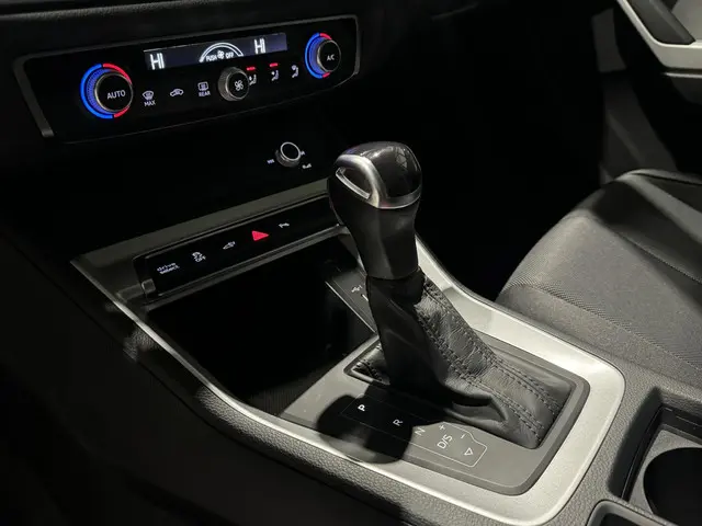 Audi Q3 45 TFSI e Business 2022 Hybride Benzine 15