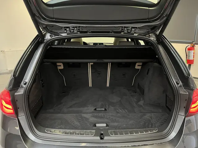 BMW 3 Serie Touring 330i M Sport Edition 2018 Benzine 30