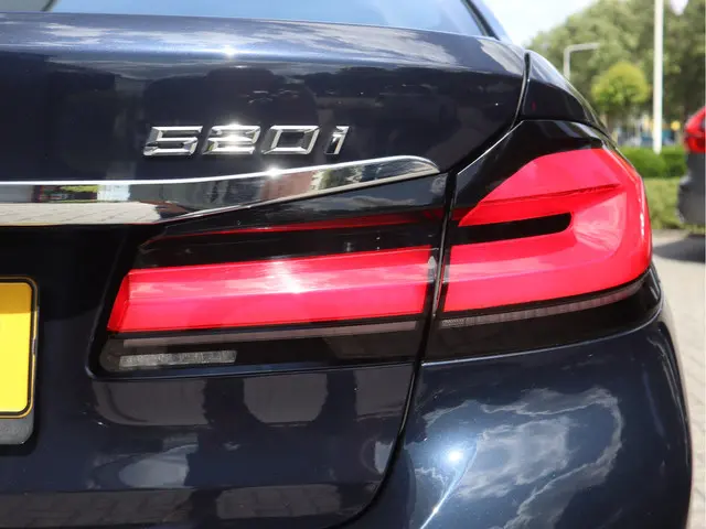 BMW 5 Serie 520i Executive 2018 Benzine 38