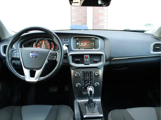 Volvo V40 1.6 T4 Momentum 2015 Benzine 16
