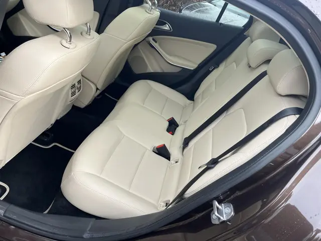 Mercedes-Benz GLA 180 Business 2018 Benzine 17