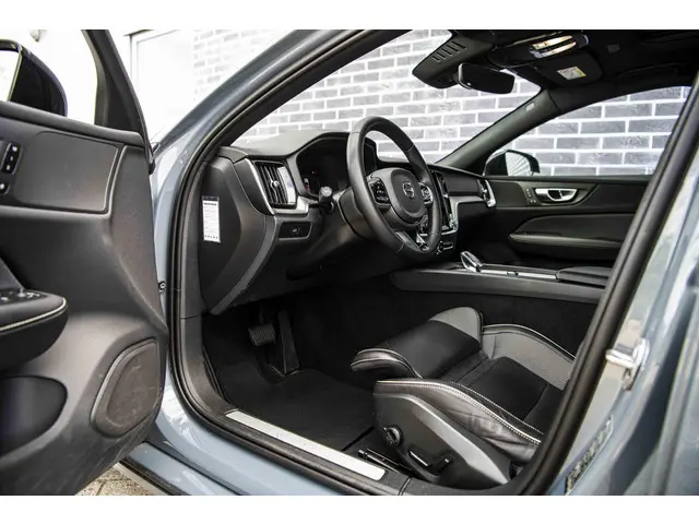 Volvo V60 2.0 B4 Plus Dark 2023 Benzine 17