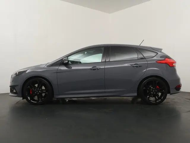 Ford Focus 2.0 ST 2017 Benzine 2