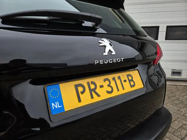 Peugeot 2008 1.2 PureTech Active 2015 Benzine 12