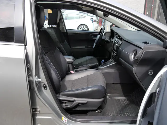 Toyota Auris 1.8 Hybrid Lease Pro 2013 Hybride Benzine 2