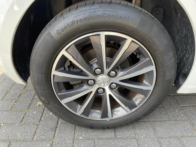 Peugeot 308 1.2 PureTech Active 2015 Benzine 24