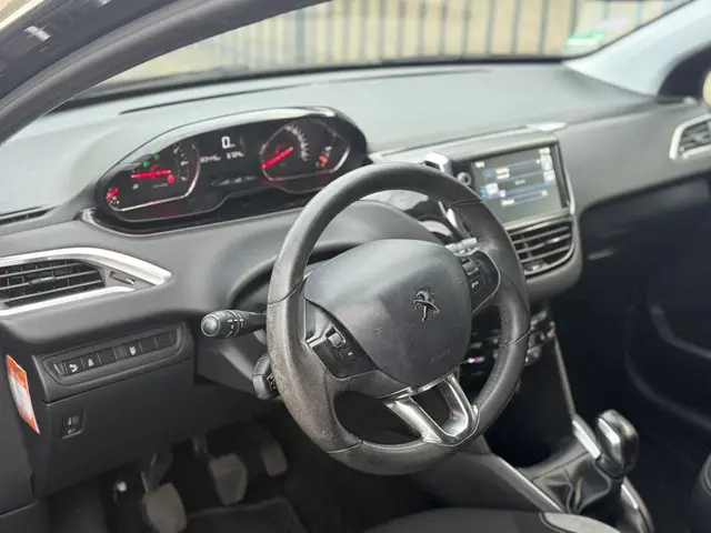 Peugeot 208 1.2 PureTech I Lees text! 2015 Benzine 9