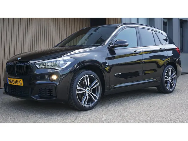 BMW X1 xDrive25i 232pk M-Sport & Shadow-Line 2017 Benzine 4