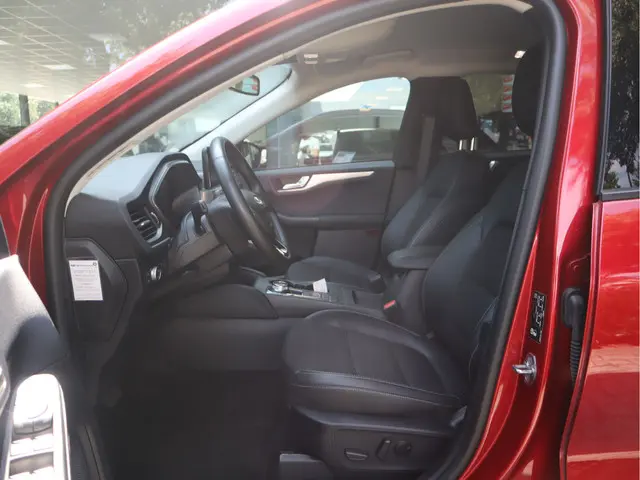 Ford Kuga 2.5 PHEV Titanium X 2022 Hybride Benzine 32