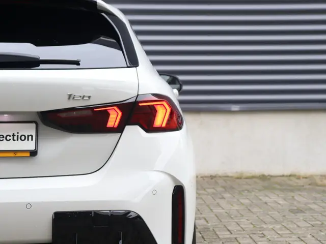 BMW 1 Serie 5-deurs 120 2025 Benzine 34