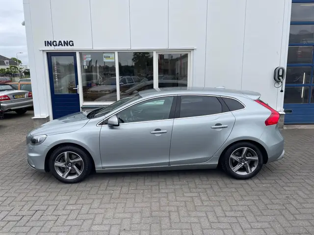 Volvo V40 2.0 T3 R-Design 2015 Benzine 5