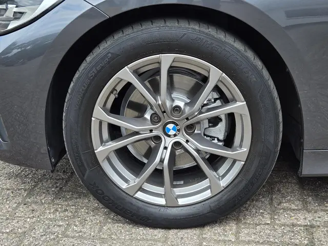 BMW 3 Serie 320i Executive Edition 2019 Benzine 12