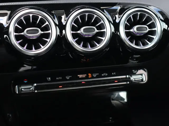 Mercedes-Benz A-Klasse 200 Premium Plus 2020 Benzine 26