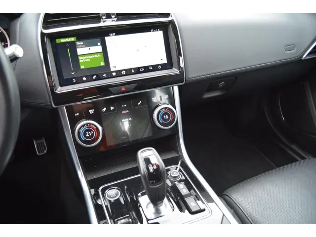 Jaguar XE 2.0 P250 SE 2020 Benzine 16