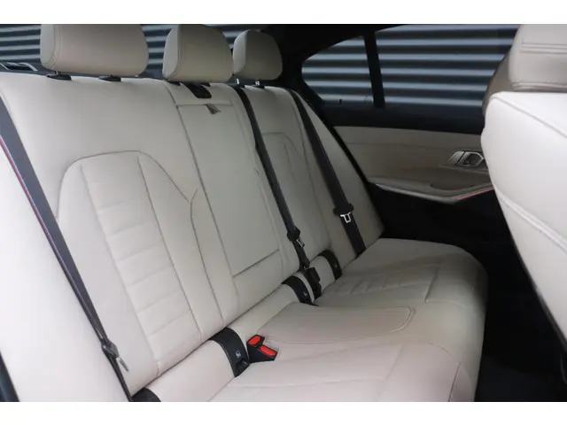 BMW 3 Serie Sedan 320i 2024 Benzine 10