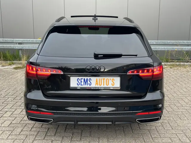 Audi A4 Avant 40 TFSI S-Line Competition 2023 Benzine 4