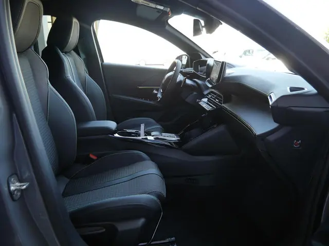 Peugeot 208 1.2 Hybrid 110 e-DCS6 GT 2025 Benzine 14