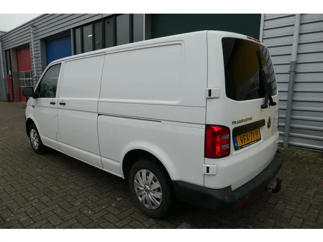 Volkswagen Transporter 2.0 TDI L2H1 Highline 2015 Diesel 3