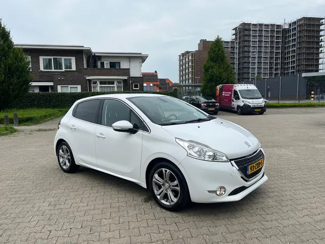 Peugeot 208 1.2 VTi Allure 2013 Benzine 14