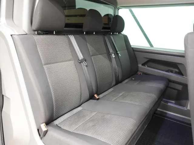 Volkswagen Transporter 2.0 TDI L2H1 2023 Diesel 24