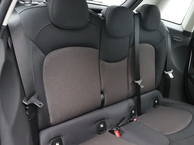 MINI 5-Deurs Cooper 2024 Benzine 24