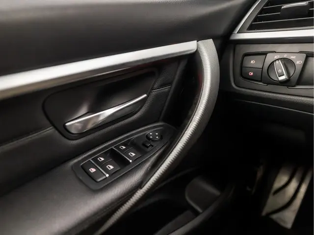 BMW 3 Serie 320i M Sport High Executive 2017 Benzine 25