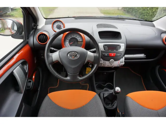Toyota Aygo 1.0 VVT-i Dynamic Orange LED 2012 Benzine 10