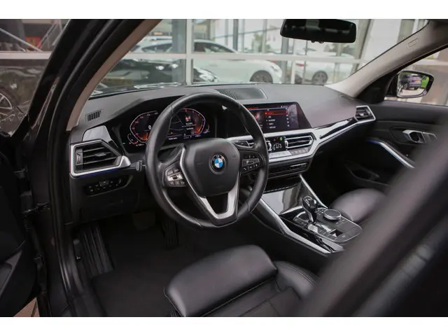 BMW 3 Serie 320i High Executive 2019 Benzine 3