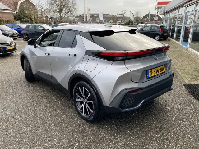 Toyota C-HR 1.8 Hybrid First Edition 2024 Hybride Benzine 4